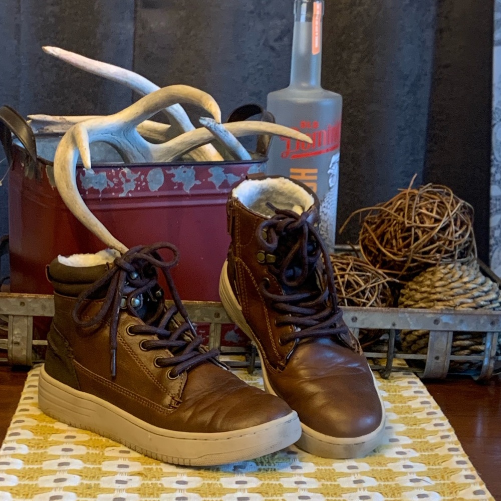 Boys shoes